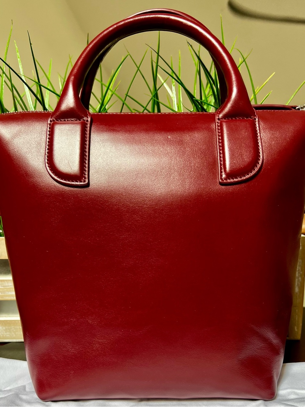 WANT Les ESSENTIELS Petite Dark Cherry Ohare Tote Bag - Picture 3 of 9